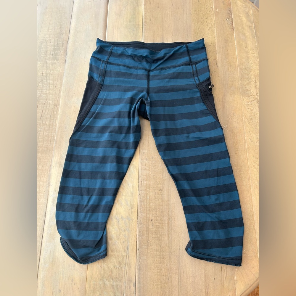 Lululemon cropped legging 6 stripes, hits right below knee